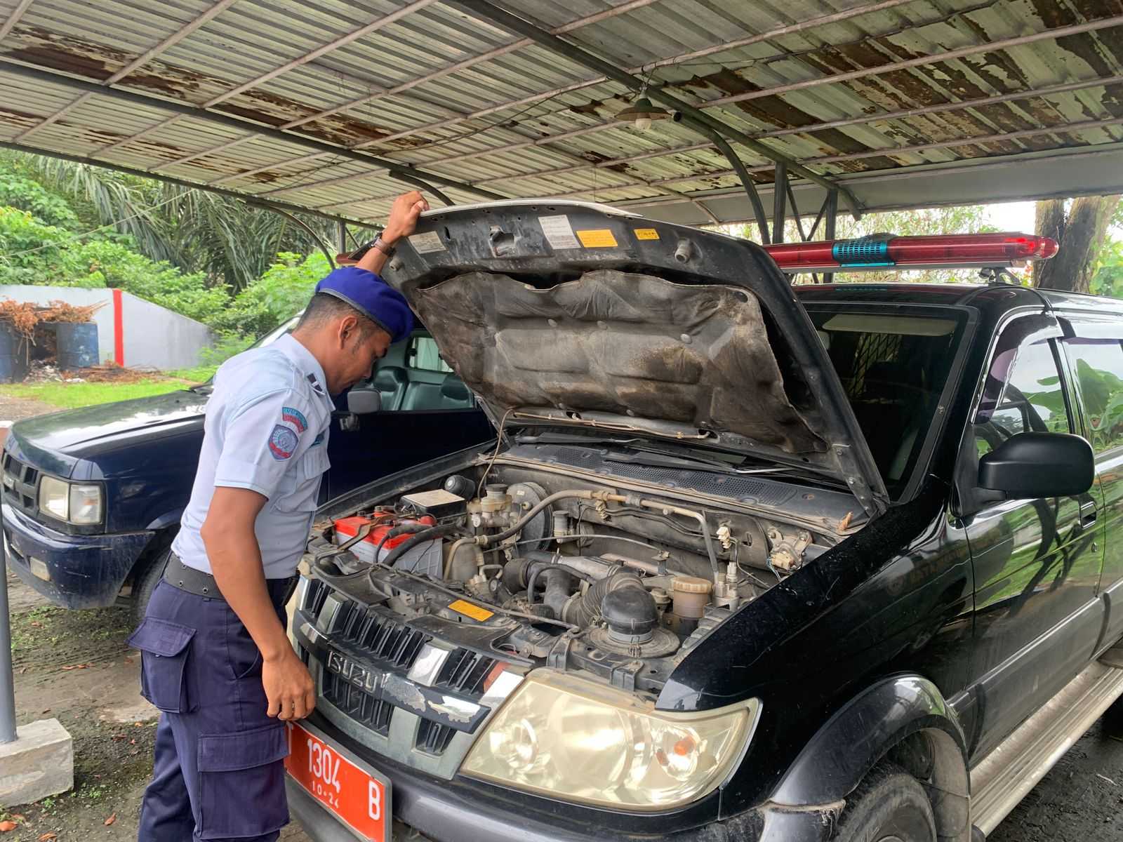 Pastikan Kendaraan Operasional Dalam Keadaan Baik. Urusan Umum Lapas Narkotika Samarinda Laksanakan Perawatan Mobil Dinas