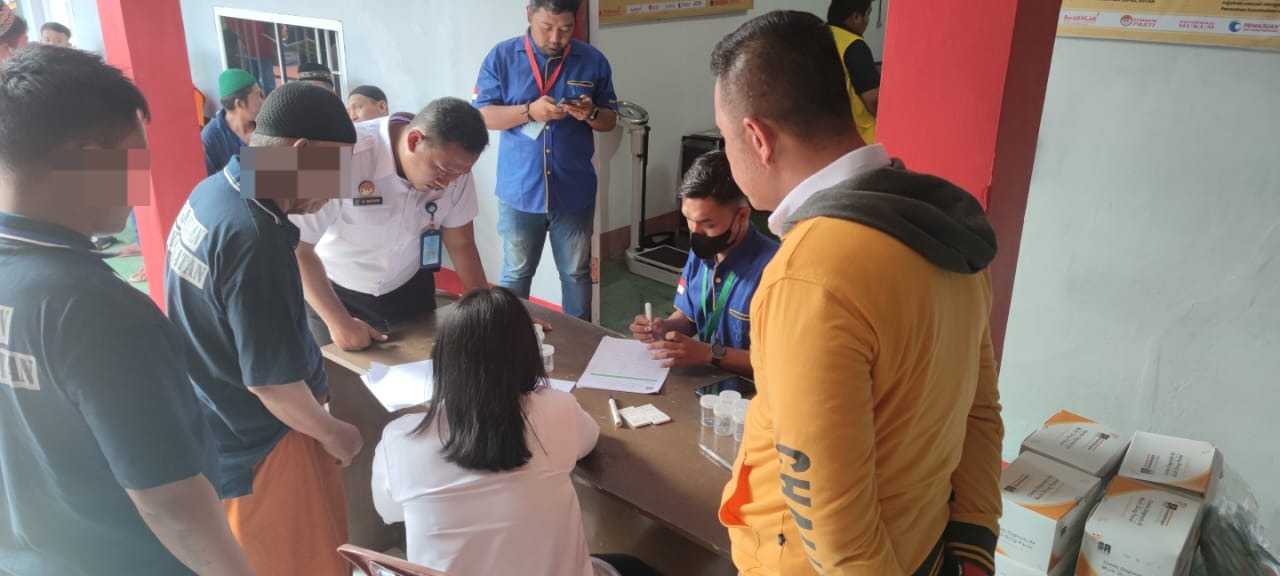 Gandeng Yayasan Sekata Klinik Lapas Narkotika Samarinda Laksanakan Tes Urin Dadakan Bagi Warga Binaan