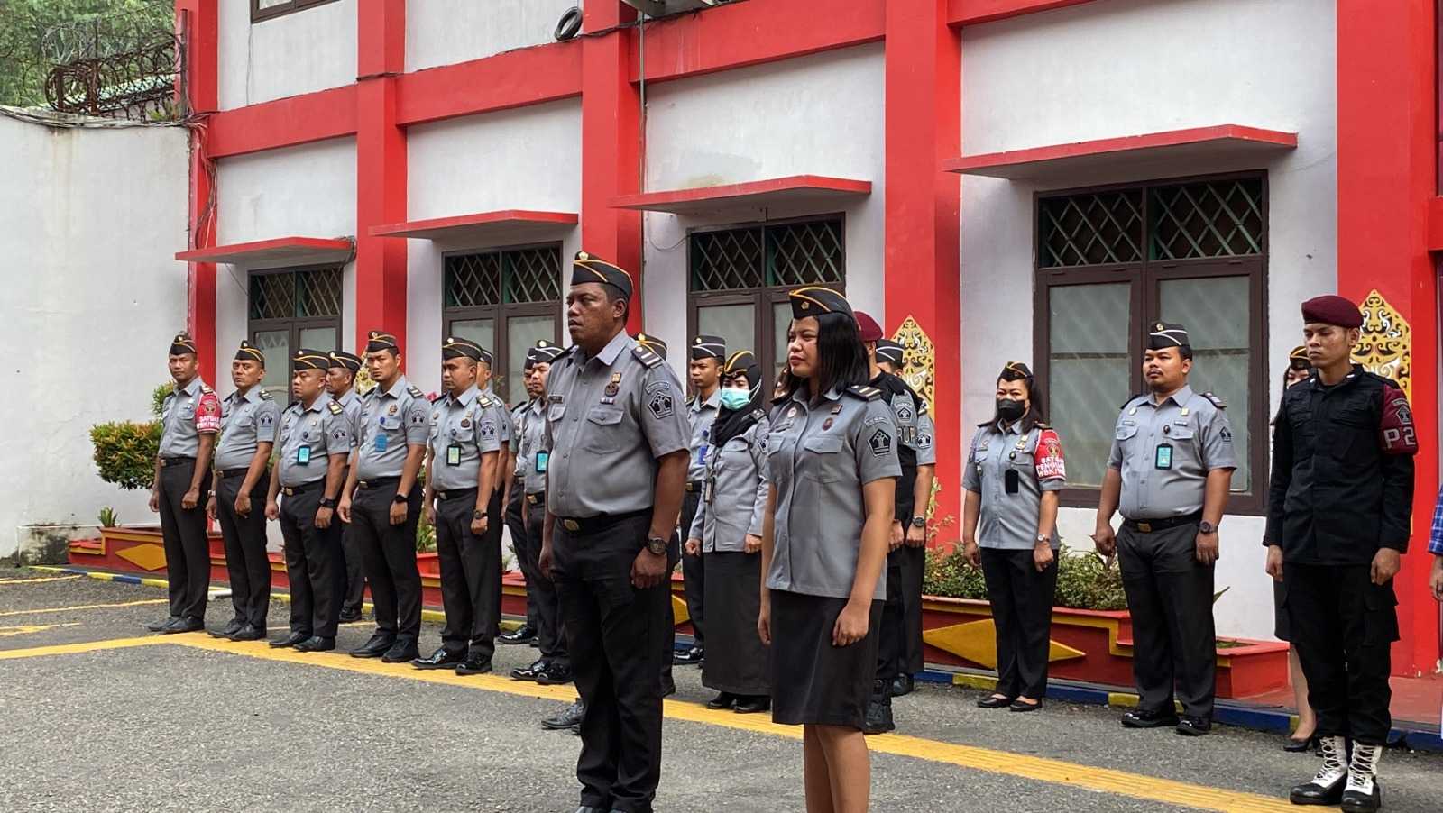 Sematkan Tanda Kenaikan Pangkat Kepada Dua Petugas, Ini Pesan Hidayat Kalapas Narkotika Samarinda