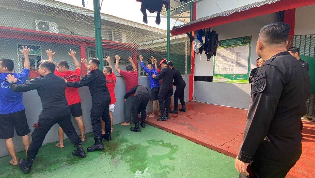 Tingkatkan Kewaspadaan Hadapi Nataru Lapas Narkotika Samarinda Gelar Razia