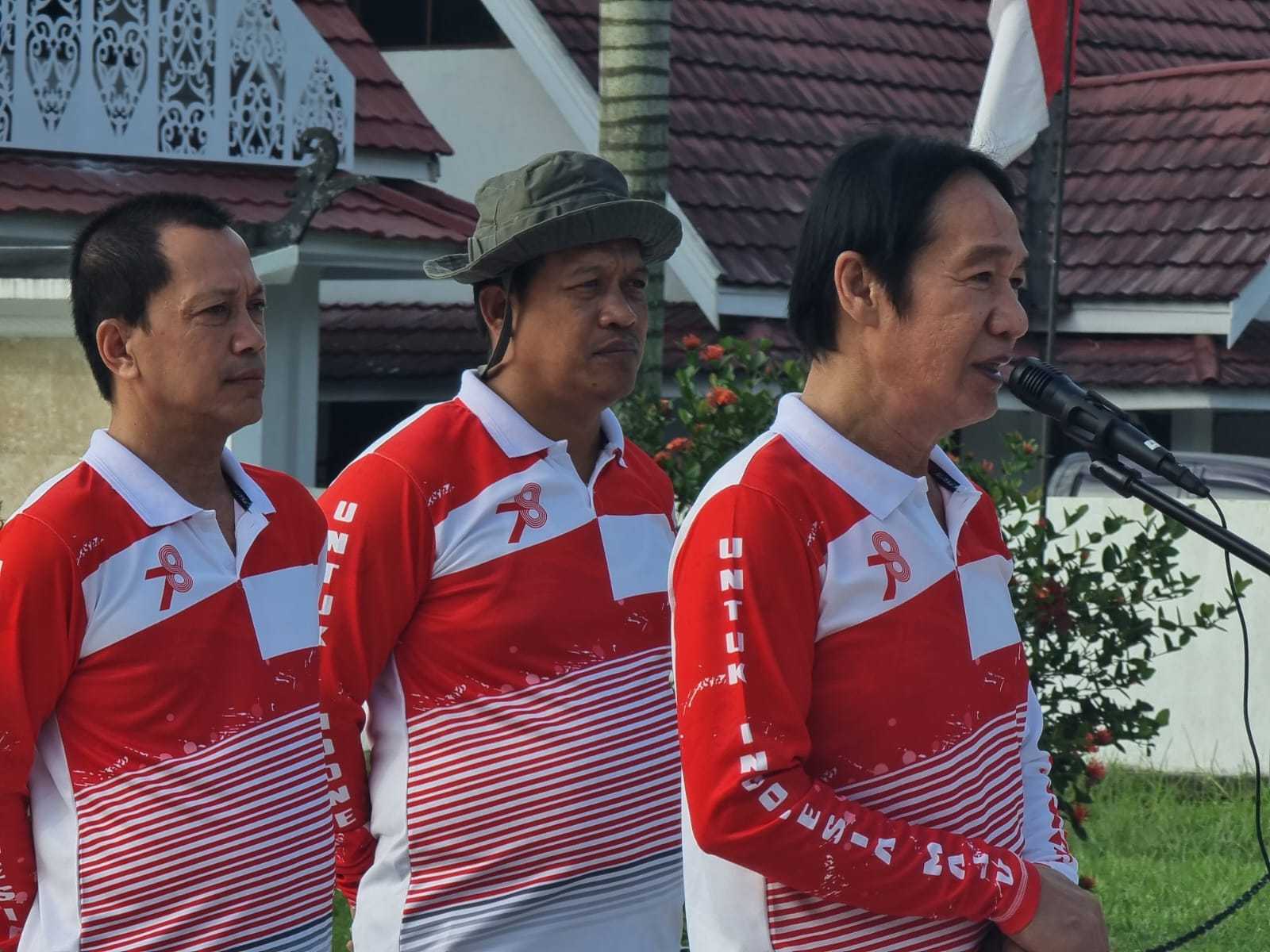 SEMARAK HARI KEMENKUMHAM KE-78, JAJARAN LAPAS NARKOTIKA SAMARINDA LAKUKAN BERSIH-BERSIH TAMAN MAKAM PAHLAWAN BERSAMA KANWIL KEMENKUMHAM KALTIM