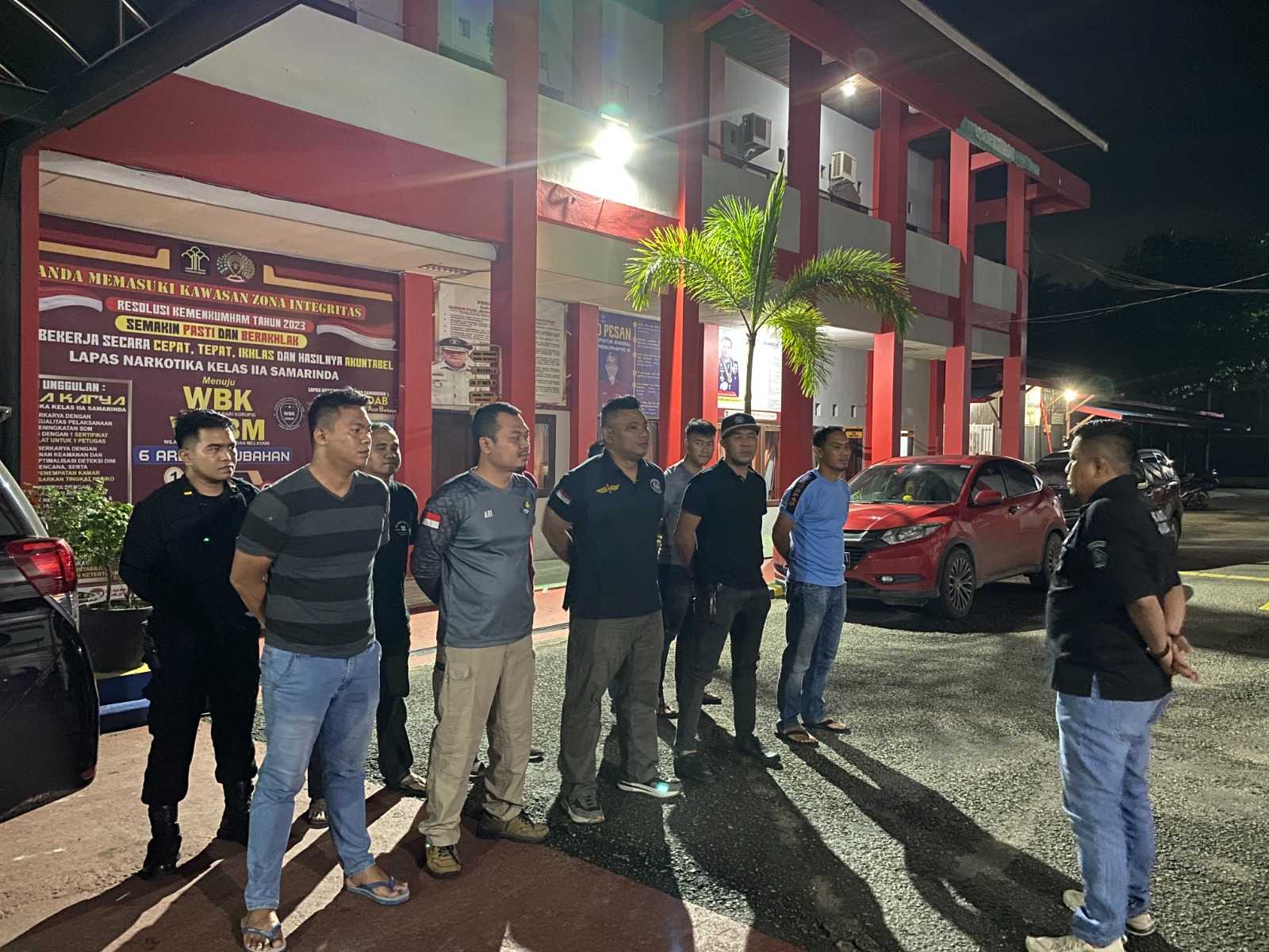 Deteksi Dini Gangguan Kamtib, Jajaran Lapas Narkotika Samarinda Geledah Kamar Hunian Malam Hari