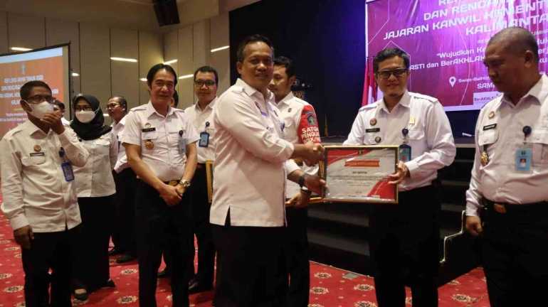 Hidayat Kalapas Narkotika Samarinda & Jajaran Awali Tahun dengan Mendapatkan Penghargaan dari Kakanwil Kemenkumham Kaltim