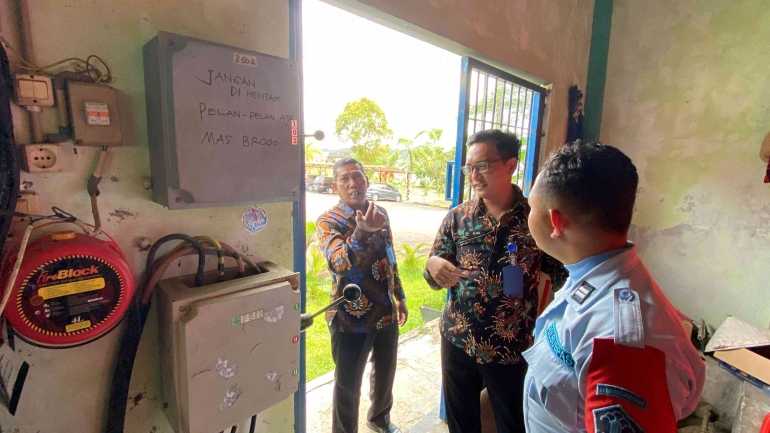 Deteksi Dini Gangguan Kamtib di Akhir Pekan, Petugas Lapas Narkotika Samarinda Cek Kelistrikan