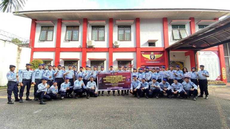 Peringati HDKD Ke-77 Petugas Lapas Narkotika Samarinda Lakukan Bersih-Bersih di Tempat Ibadah