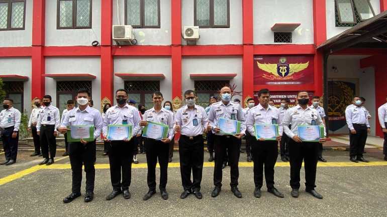 11 Orang Petugas Lapas Narkotika Samarinda Terima Sertifikat Sebagai Asesor Risiko Dan Kebutuhan Bagi Narapidana