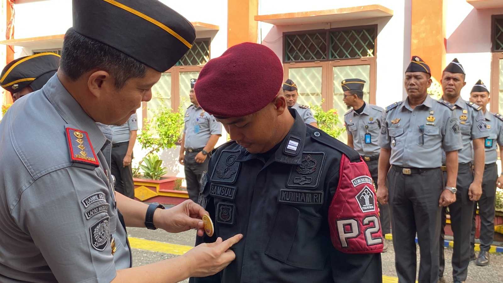 Apresiasi Kinerja Petugas. Hidayat Kalapas Narkotika Samarinda Sematkan Pin Pegawai “Favorit Etam”