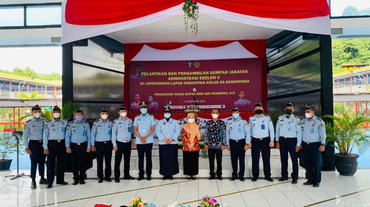 Kepala Lembaga Pemasyarakatan Narkotika Kelas IIA Samarinda Bapak Hidayat mengambil sumpah dan melantik 2 (dua) Orang pejabat struktural eselon V
