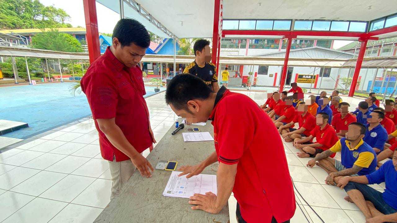 Tingkatkan Akurasi Data, Warga Binaan Program Mapenaling Lapas Narkotika Samarinda Lakukan Perekaman Sidik Jari