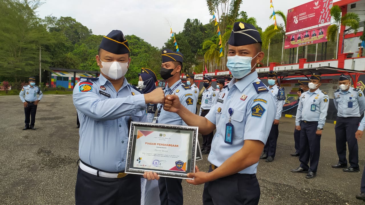 4 Orang Petugas LPN Terima Piagam Penghargaan Pegawai Dengan Absensi Terbaik 
