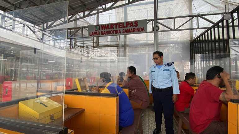 Obati Rasa Rindu dengan Keluarga, Warga Binaan Lapas Narkotika Samarinda Gunakan Wartelpas