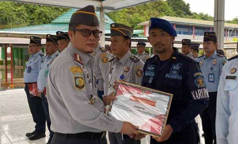 Hidayat Kalapas Narkotika Samarinda Sampaikan Piagam Penghargaan dari Kakanwil Kepada Petugas Berprestasi