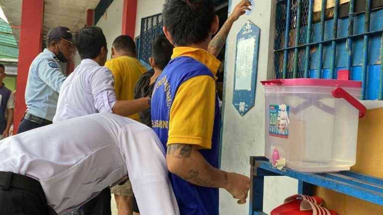 Hidayat Kalapas Narkotika Samarinda dan Jajaran Geledah Kamar Hunian WBP