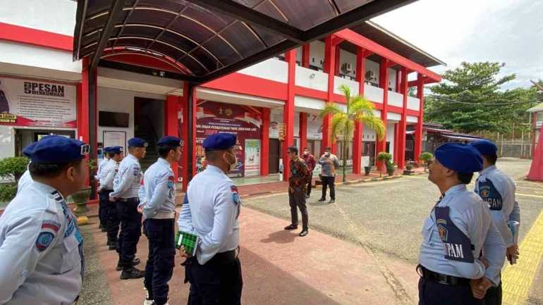 Waspada pada Akhir Pekan, Hidayat Kalapas Narkotika Samarinda Lakukan Deteksi Dini dengan Penggeledahan Kamar Hunian