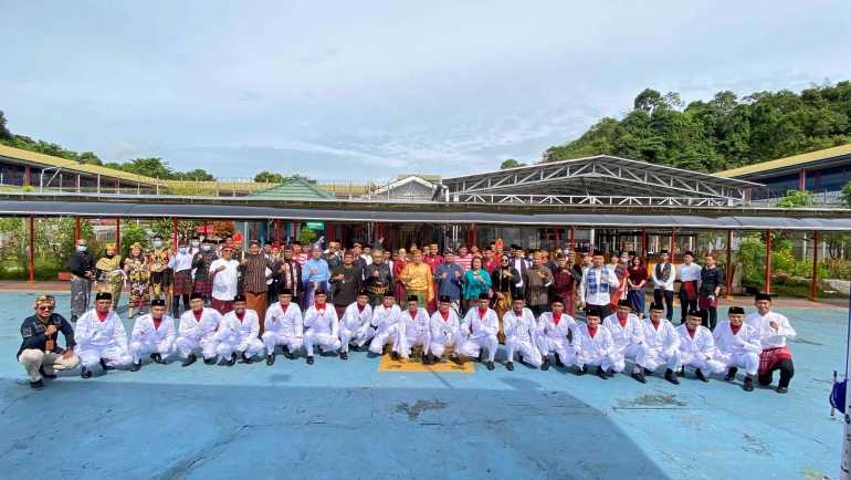 Semangat Sumpah Pemuda Lapas Narkotika Samarinda Gelar Upacara Mengenakan Pakaian Adat Nasional
