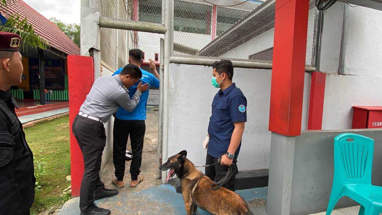 Komitmen Bersinar, Lapas Narkotika Samarinda Gandeng BNNP Kaltim Geledah Kamar Hunian & Tes Urin Acak