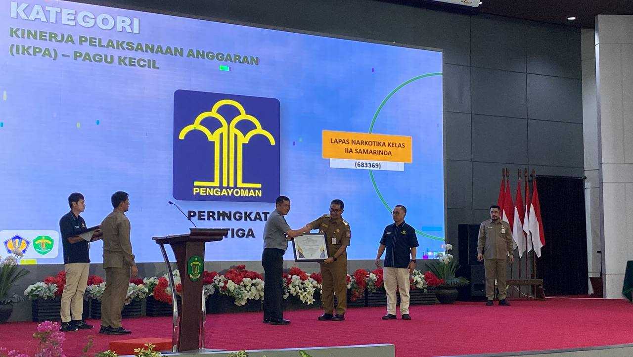 Raih Terbaik 3 Besar IKPA Pagu Kecil, Hidayat Kalapas Narkotika Samarinda Terima Penghargaan Dari PJ Gubernur Kalimantan Timur