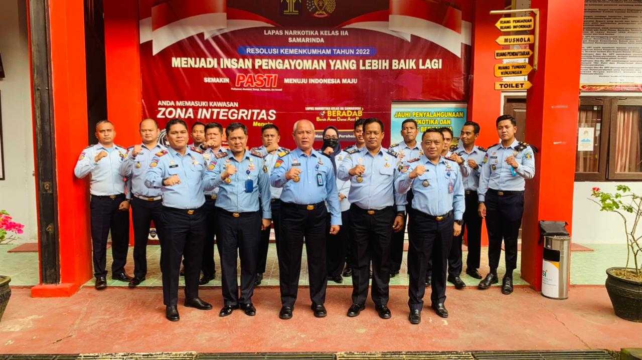 Hidayat Kalapas Narkotika Kelas IIA Samarinda Sambut Kedatangan Dirkamtib Bapak Abdul Haris yang di dampingi oleh Kadivpas Bapak Jumadi.