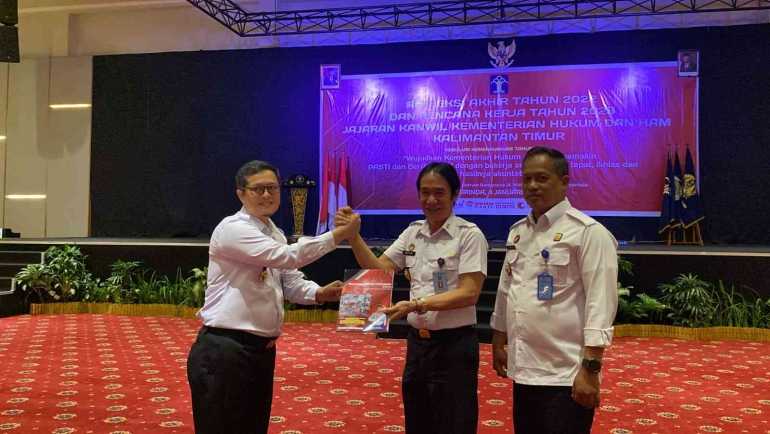 Mantapkan Target Kinerja, Kalapas Narkotika Samarinda Berikan Dokumen Rencana Kerja Tahun 2023 pada Kakanwil Kemenkumham Kaltim