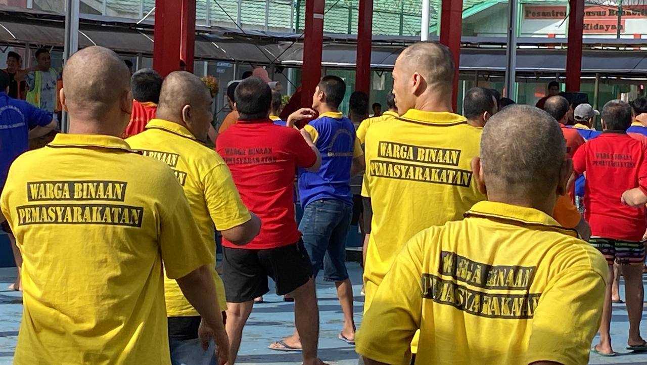 Terapkan Pola Hidup Sehat, Warga Binaan Lapas Narkotika Samarinda Ikuti Kegiatan Senam