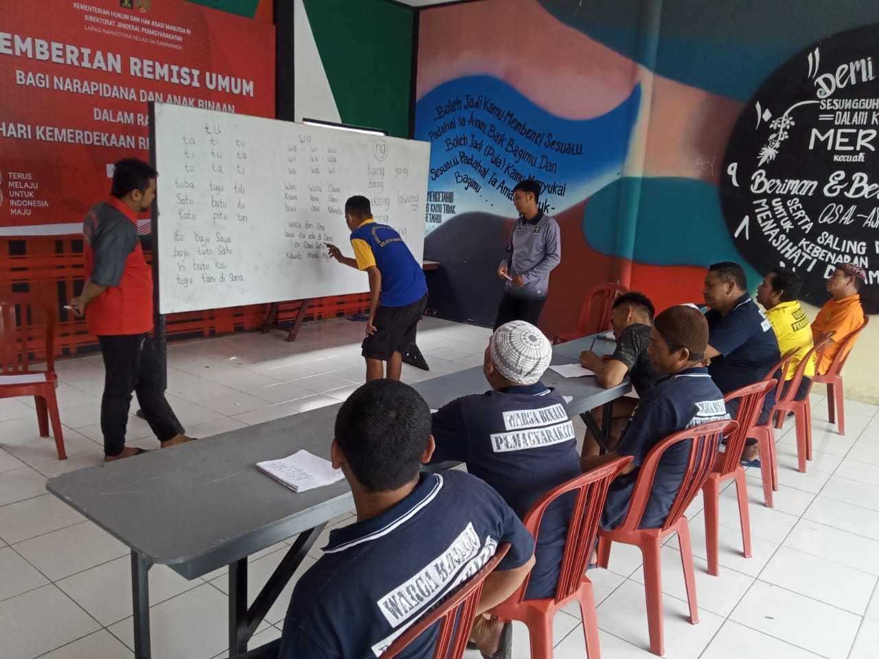 Hapus Buta Aksara, Petugas Lapas Narkotika Samarinda Ajarkan Warga Binaan Baca Tulis