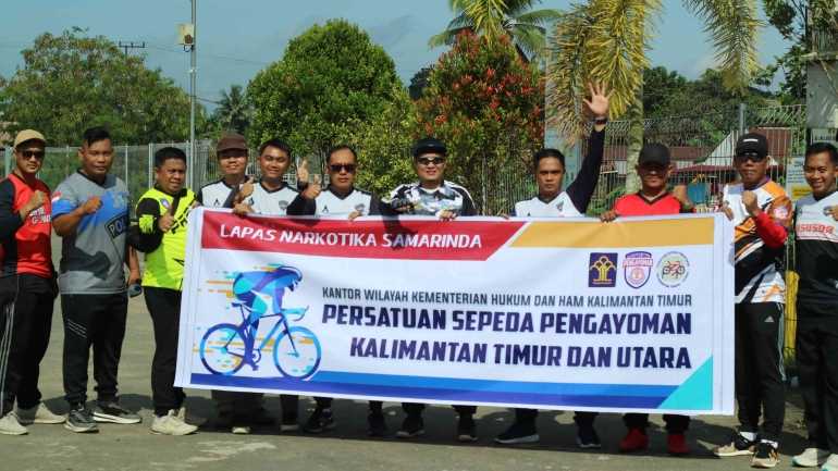 Jaga Imunitas Tubuh, Kalapas Narkotika Samarinda Ajak Jajarannya Gowes Hidayat Berserta Jajaran Petugas Lapas Narkotika Samarinda Tingkatkan Imun Tubuh Dengan Gowes Dan Jalan Santai
