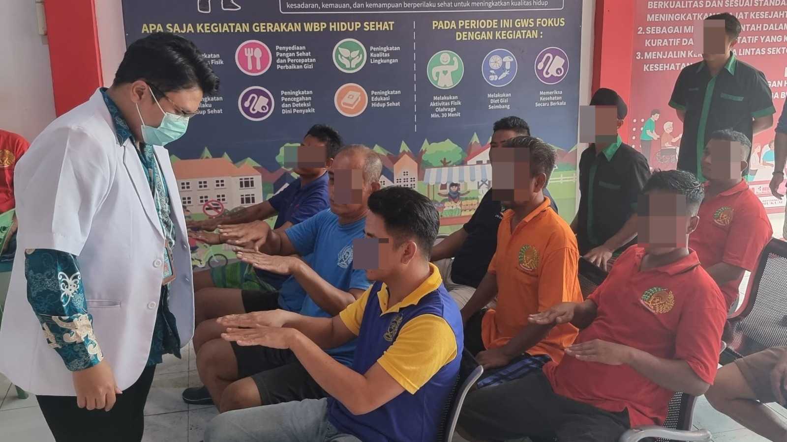 Pastikan Fit, Warga Binaan Tamping Dapur Lapas Narkotika Samarinda Cek Kesehatan Rutin
