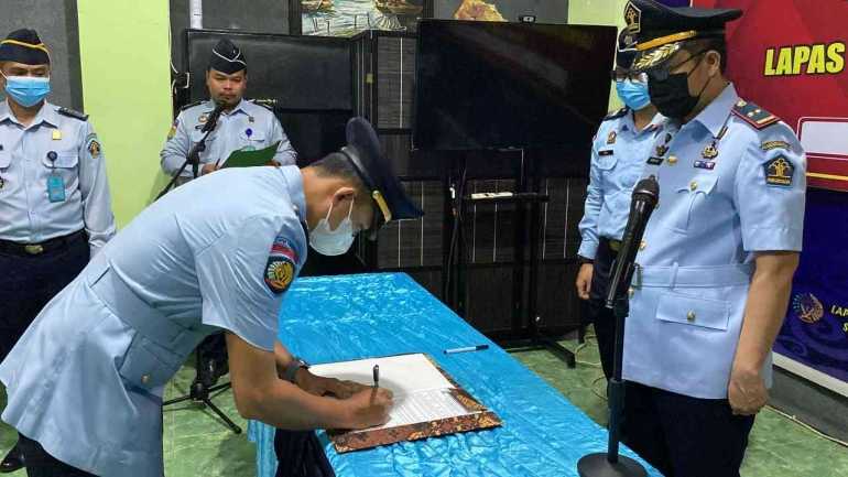 Hidayat Kalapas Narkotika Samarinda Melantik Dan Mengambil Sumpah Pejabat Struktural Administrasi Baru Di Lapas Narkotika Samarinda