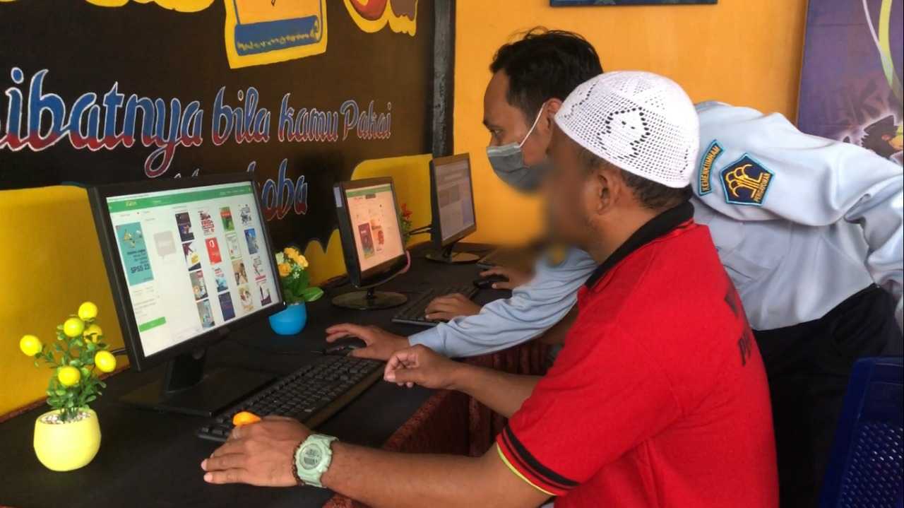Napi Narkoba Lapas Narkotika Samarinda Tambah Wawasan Melalui Pojok Baca Digital