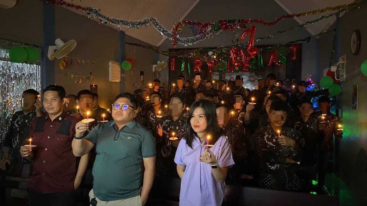 Sambut Natal, Hidayat Kalapas Dampingi Warga Binaan Lapas Narkotika Samarinda Ikuti Ibadah Malam Natal