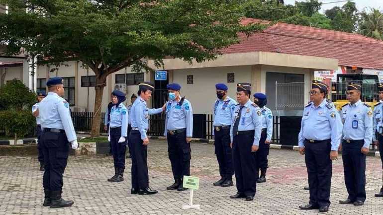 Hidayat Kalapas Narkotika Samarinda dan Jajaran Ikuti Apel Siaga Pemasyarakatan Jelang Natal & Tahun Baru