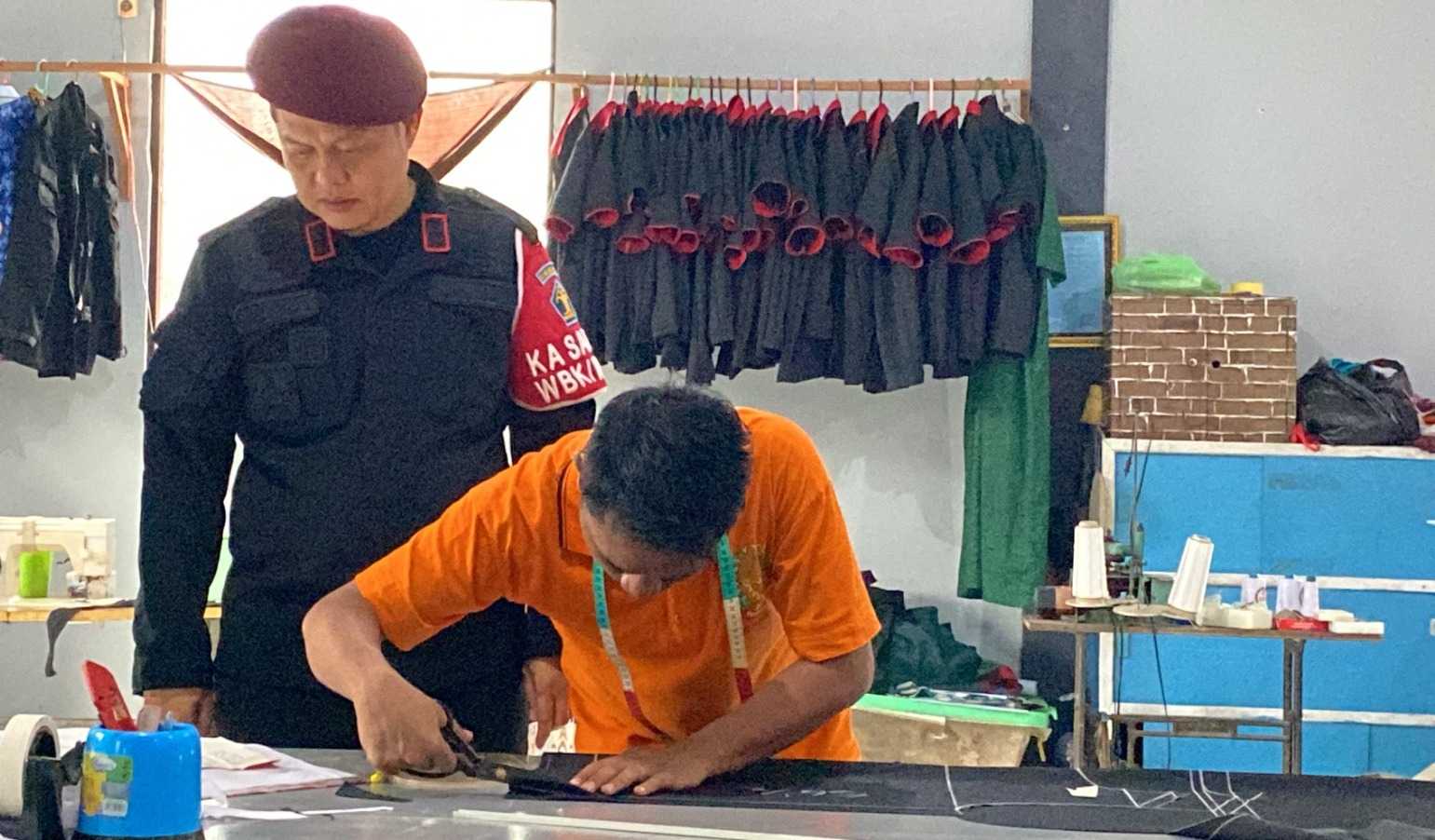 Pastikan Kualitas Produk Terjaga, Hidayat Kalapas Narkotika Samarinda Lakukan Monev SAE Konveksi