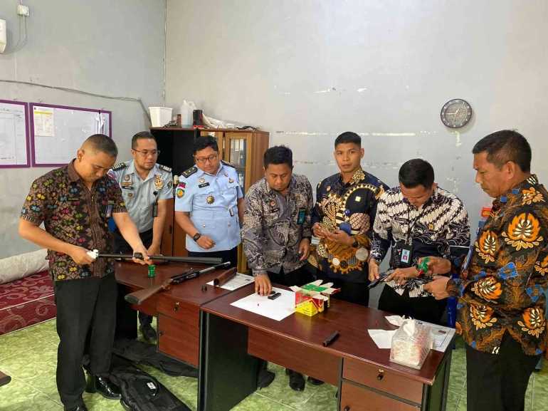 Waspada Jangan-jangan, Hidayat Kalapas Narkotika Samarinda Ajak Jajaran Pengamanan untuk Lakukan Pengecekan Sarpras Keamanan