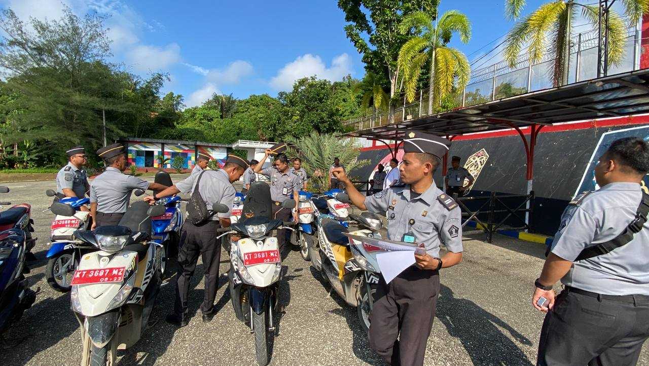 Tekankan tertib administrasi pada kendaraan dinas, Hidayat Kalapas Narkotika Samarinda beserta jajaran cek kendaraan dinas