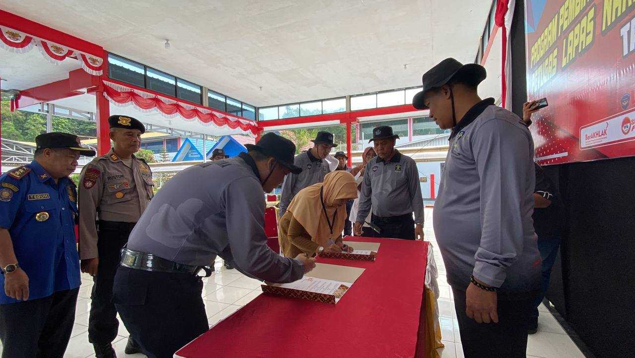 TINGKATKAN LAYANAN BERBASIS HAM, HIDAYAT KALAPAS NARKOTIKA SAMARINDA JALIN KERJASAMA DENGAN SLB PEMBINA PROV. KALTIM GUNA PELATIHAN BAHASA ISYARAT DAN HURUF BRAILLE BAGI PETUGAS LEMBAGA PEMASYARAKATAN KELAS IIA SAMARINDA