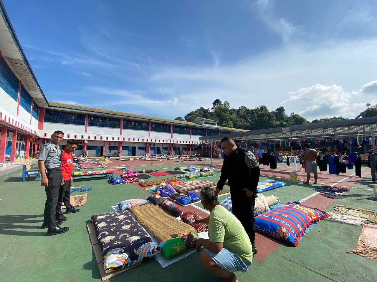 Terus Jalankan Program Jumat Bersih, Petugas & Warga Binaan Lapas Narkotika Samarinda Bersih-Bersih