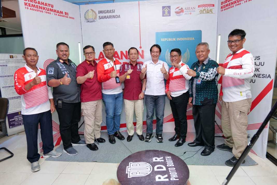 Hidayat Kalapas Narkotika Samarinda Hadiri Kegiatan Layanan Paspor Merdeka & Zoom Pencatatan Rekor MURI