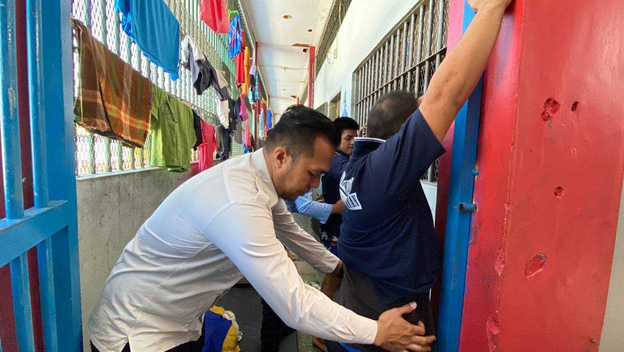 Antisipasi Gangguan Kamtib. Lapas Narkotika Samarinda Laksanakan Razia Rutin Kamar Hunian
