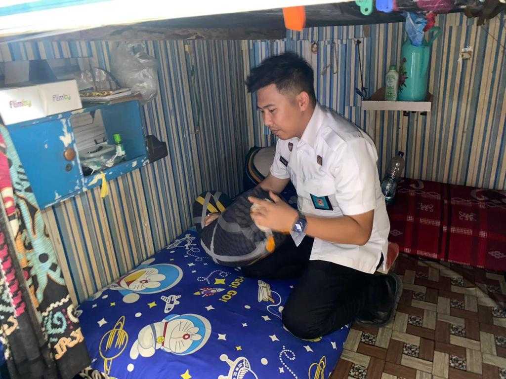 Tingkatkan Keamanan dan Ketertiban, Petugas Lapas Narkotika Samarinda Geledah Kamar Hunian