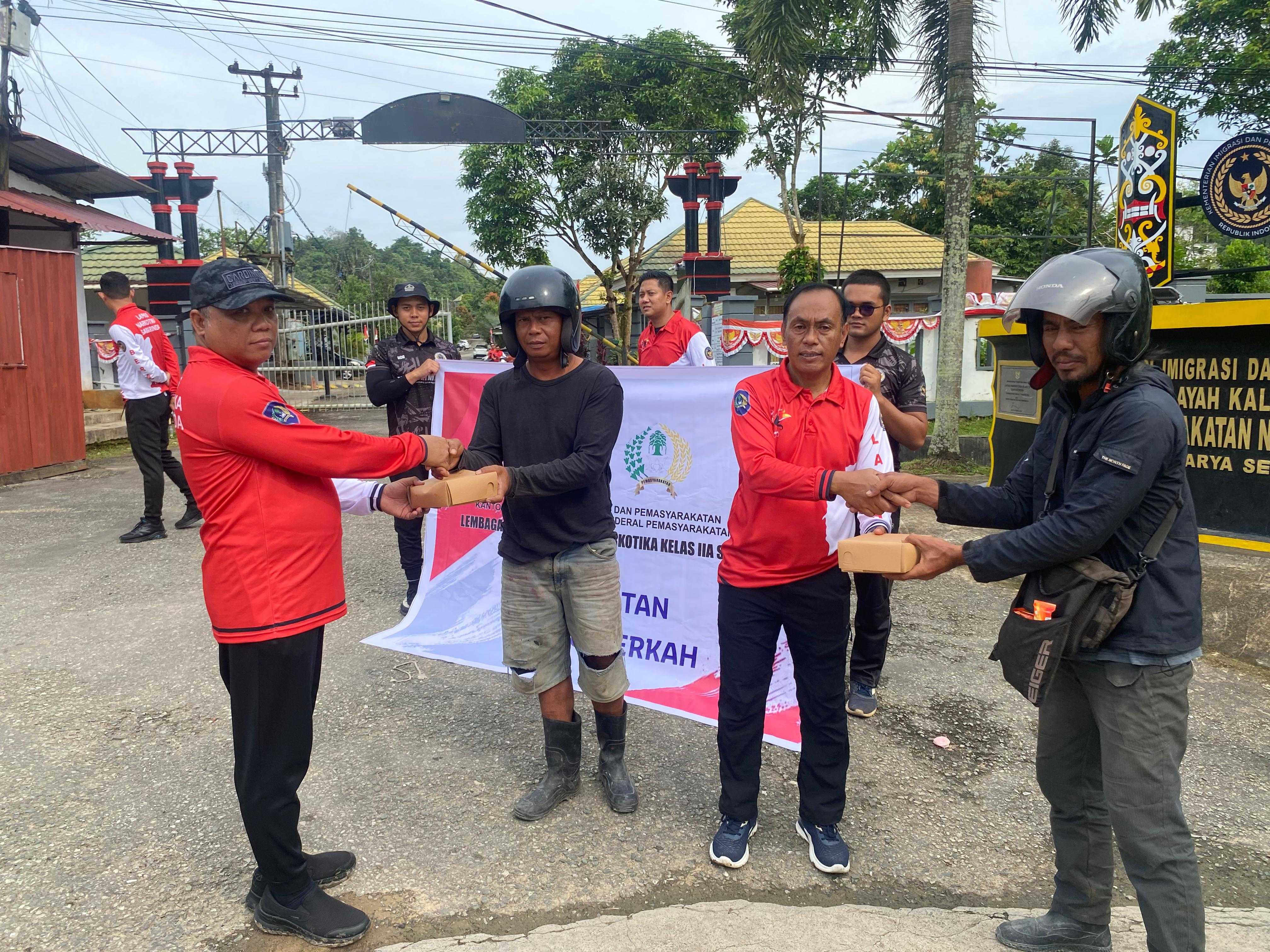 Sabtu Berkah, Lapas Narkotika Samarinda Hadirkan Kepedulian Sosial dengan Membagikan Nasi Kotak Kepada Masyarakat Sekitar