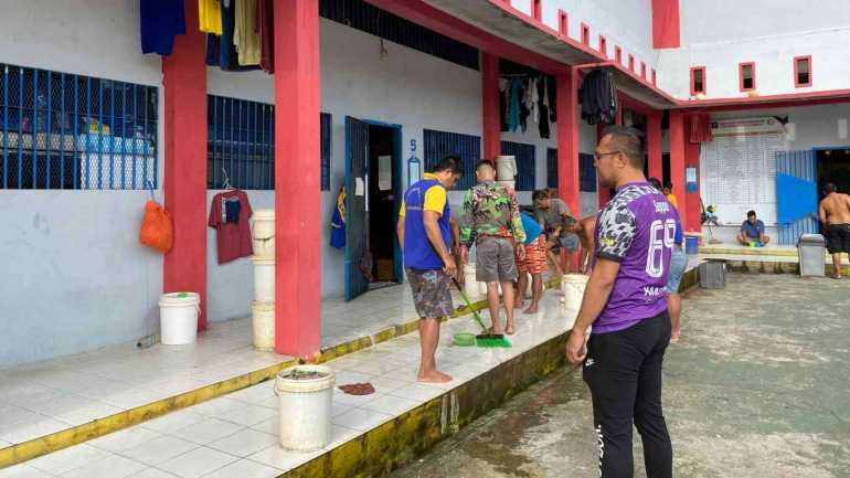 Hidayat Kalapas Narkotika Samarinda Bersama Jajaran Laksanakan Jum'at Bersih-Bersih