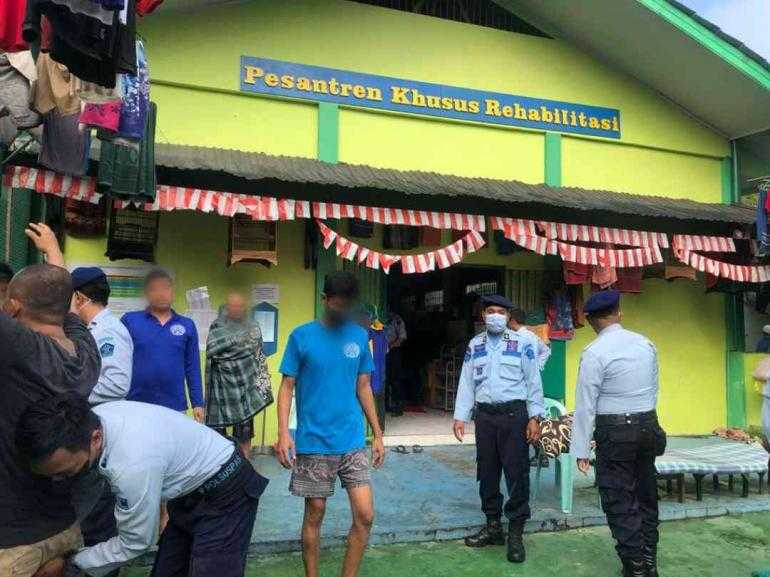 Implementasi 3+1 Kunci Pemasyarakatan Maju, Petugas Lapas Lakukan Penggeledahan Kamar Hunian