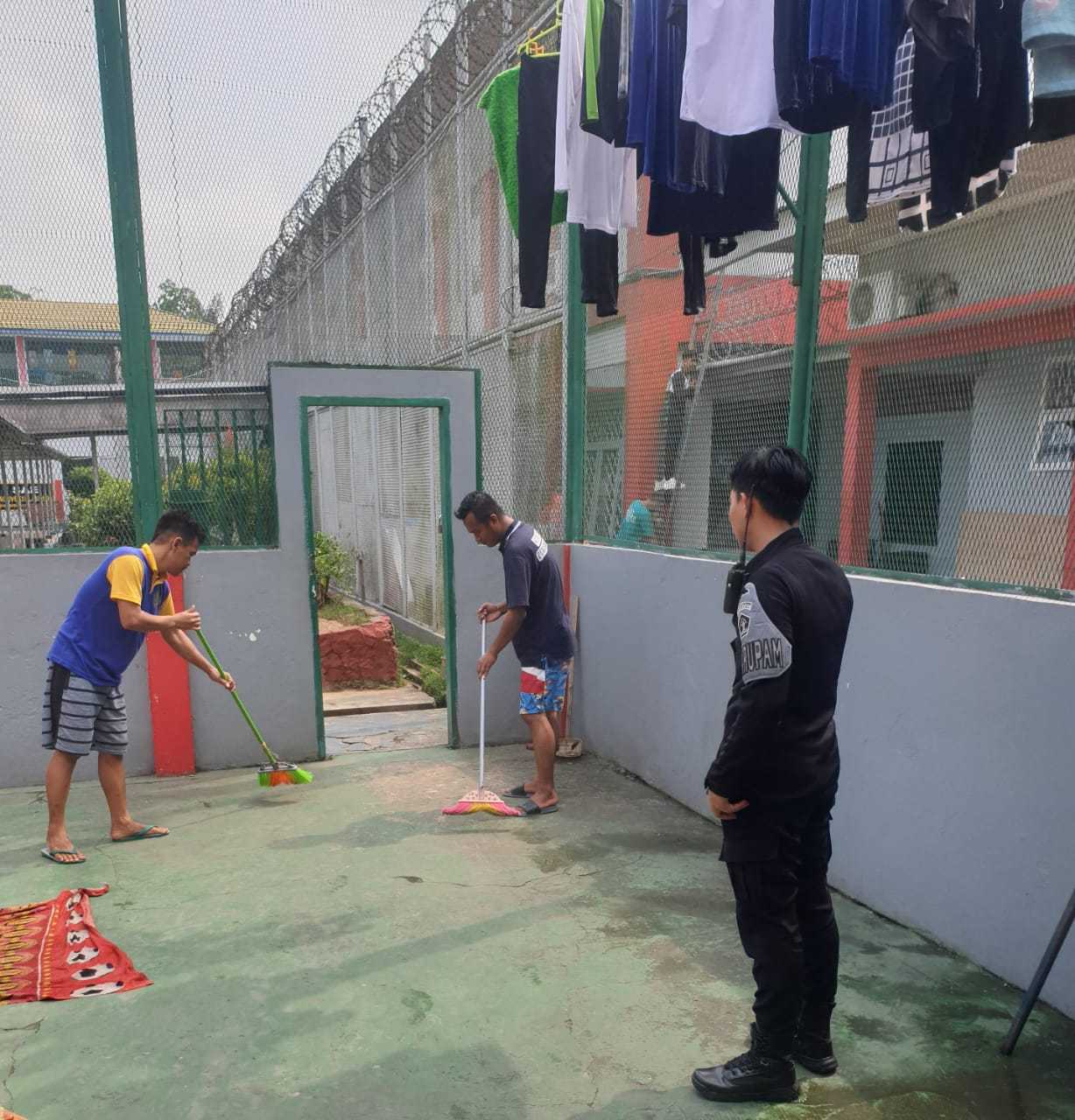 Jaga Lingkungan, Jumat Bersih Sebagai Program Rutin Lembaga Pemasyarakatan (Lapas) Narkotika Samarinda