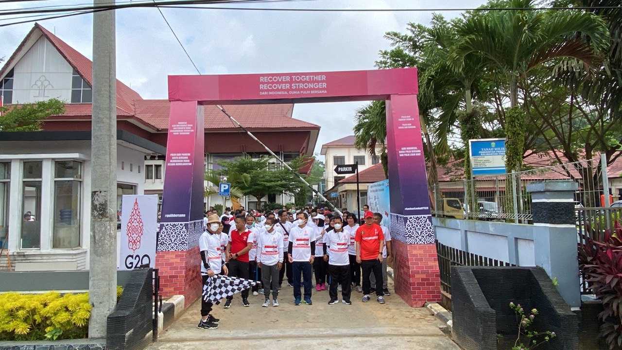 Jajaran Lapas Narkotika Samarinda mengikuti Kegiatan Jalan Sehat Kumham Semarak G20