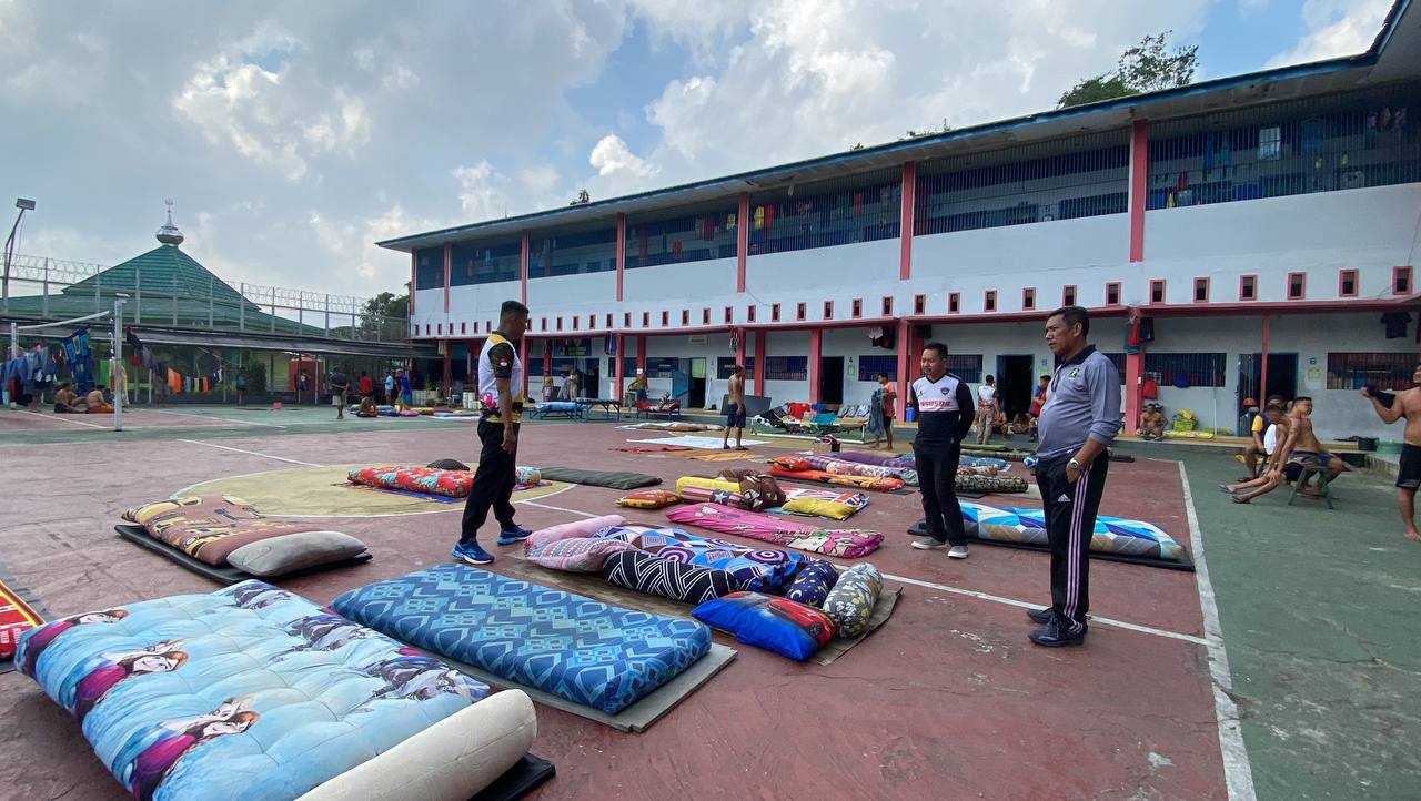 erapkan Pola Hidup Bersih, Petugas & Warga Binaan Lapas Narkotika Samarinda Laksanakan Jumat Bersih