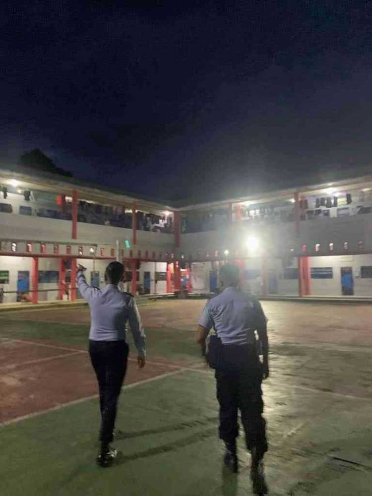 Deteksi Dini Gangguan Kamtib, Petugas Lapas Narkotika Samarinda Lakukan Kontrol Keliling Area Lapas Saat Malam Hari