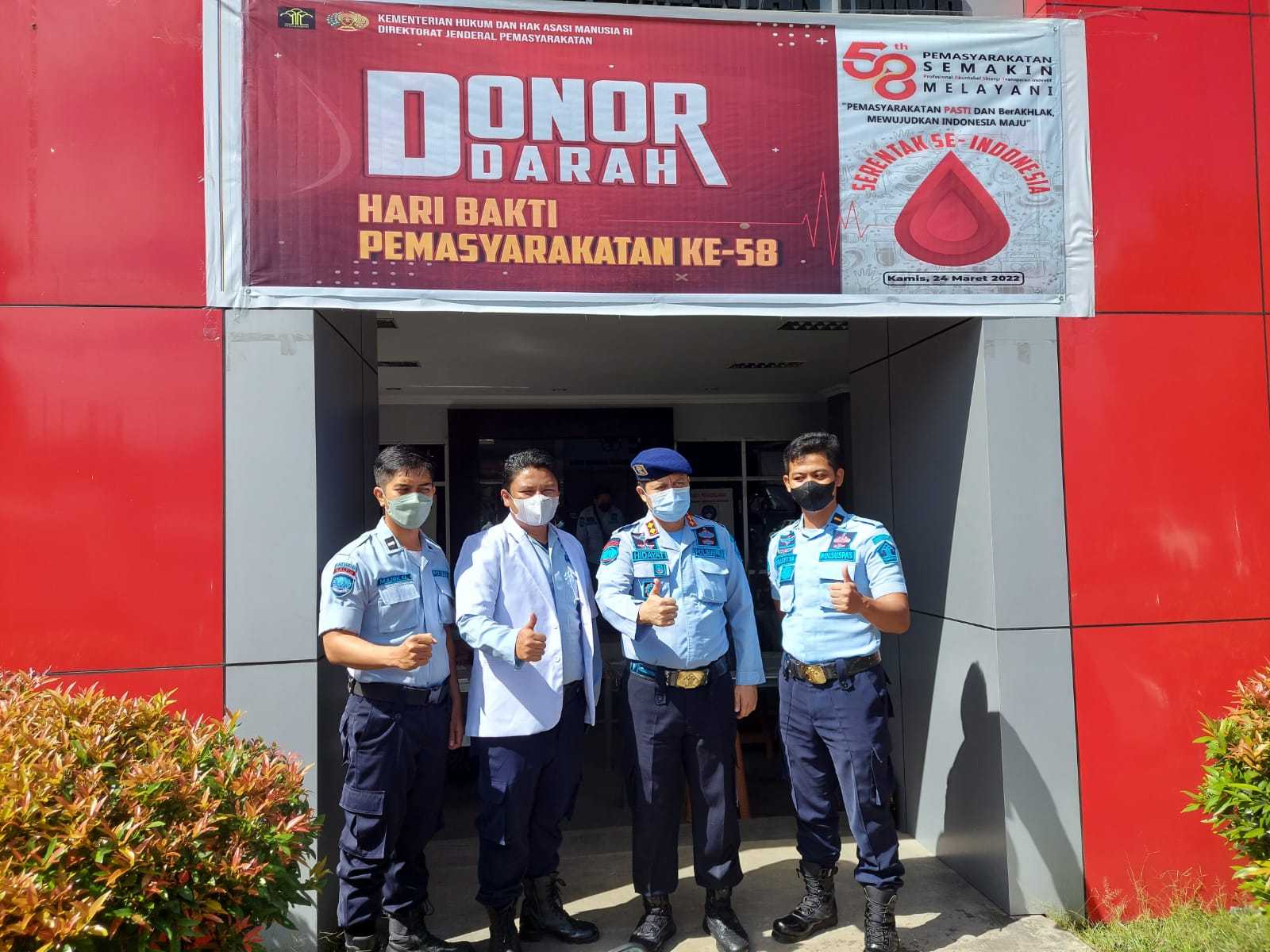 Wujud Kepedulian Terhadap Sesama, Kepala Lapas Narkotika dan Jajaran Laksanakan Donor Darah Dalam Rangka HBP Ke-58