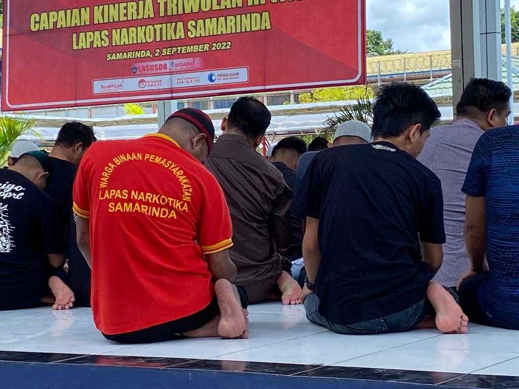 Napi Narkoba Lapas Narkotika Samarinda Laksanakan Sholat Jumat Secara Berjamaah