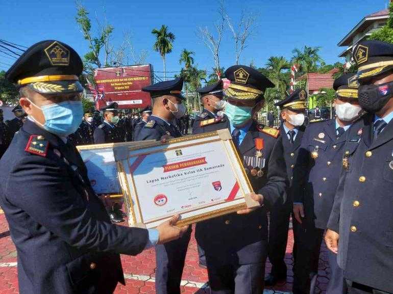 Hidayat Kalapas Narkotika Samarinda Beserta 11 Petugas Terima Penghargaan dari Ka. Kanwil Kemenkumham Kaltim