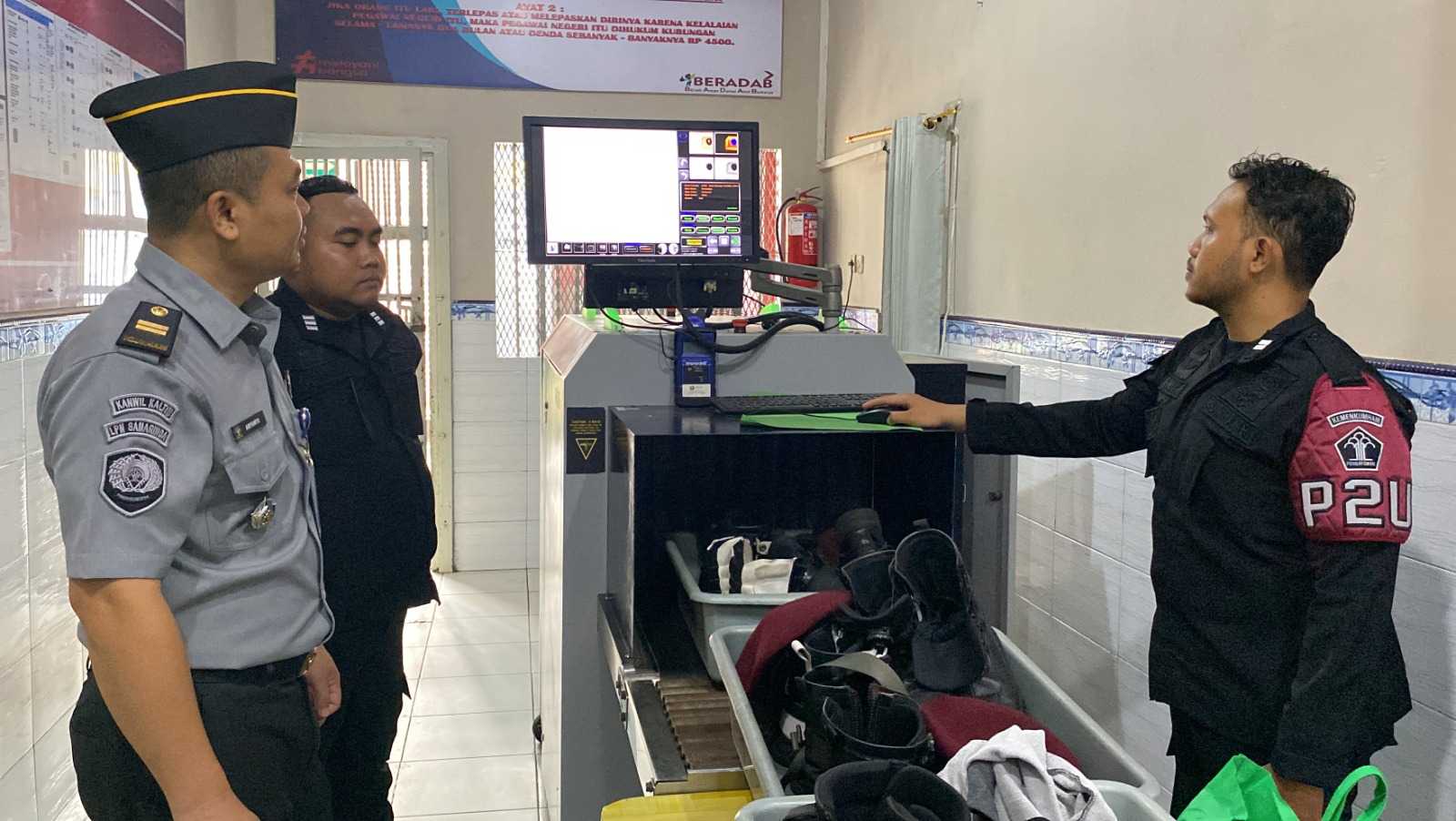 Komitmen Ciptakan Lapas Bersinar, Petugas Lapas Narkotika Samarinda Rutin Diperiksa Saat Bertugas